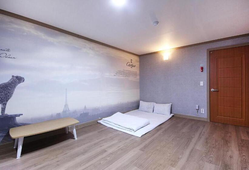 اتاق استاندارد, Happy Q Motel