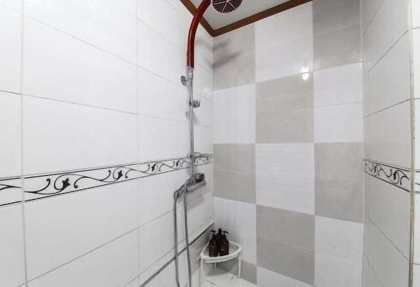 اتاق استاندارد, Happy Q Motel