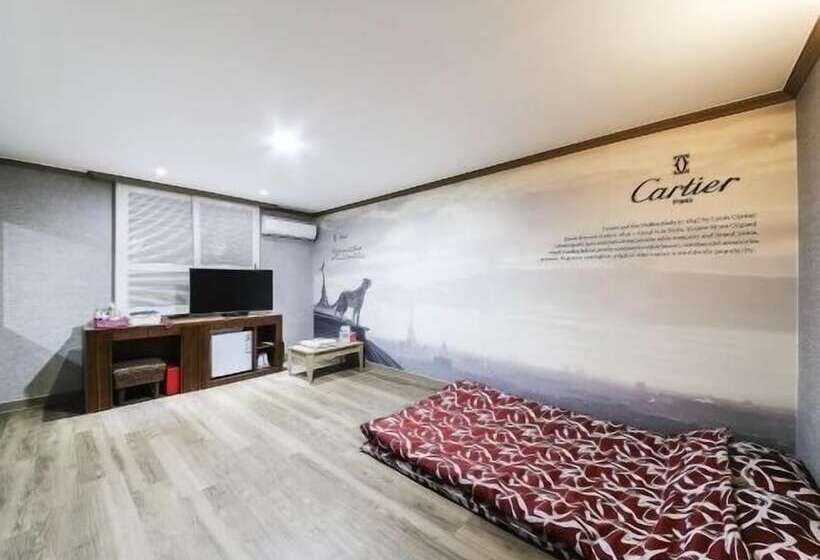 اتاق استاندارد, Happy Q Motel