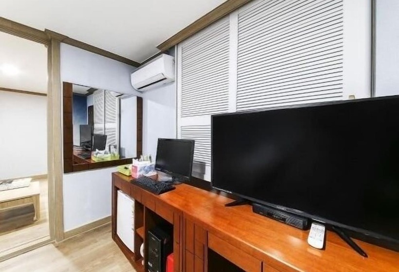 اتاق استاندارد سه نفره, Happy Q Motel