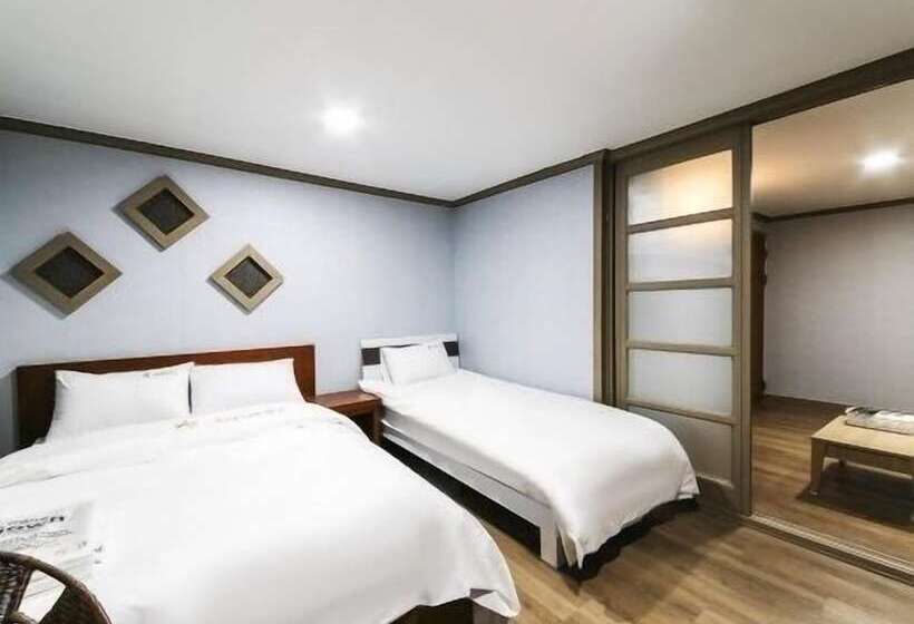 اتاق استاندارد سه نفره, Happy Q Motel