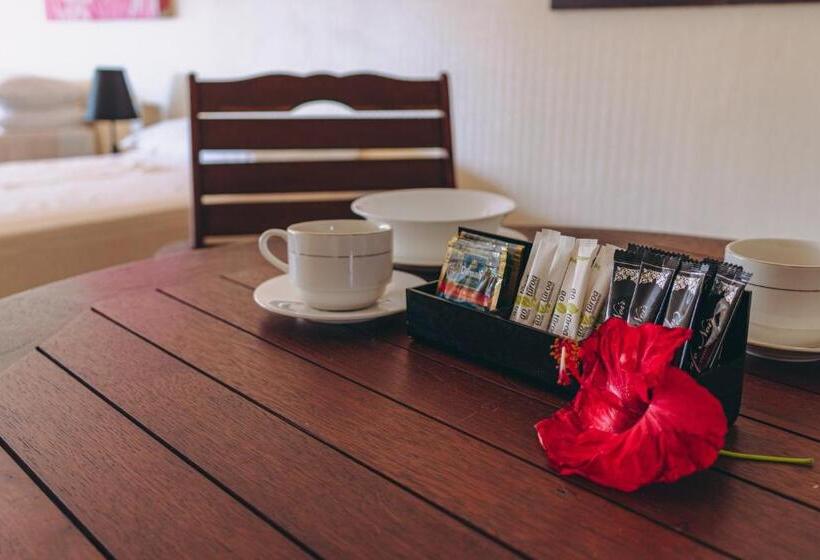 اتاق استاندارد با چشم‌انداز استخر, Kiikii Inn & Suites