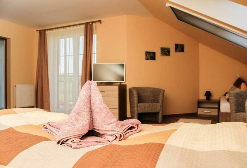 Трехместный Номер Deluxe, Synergy House