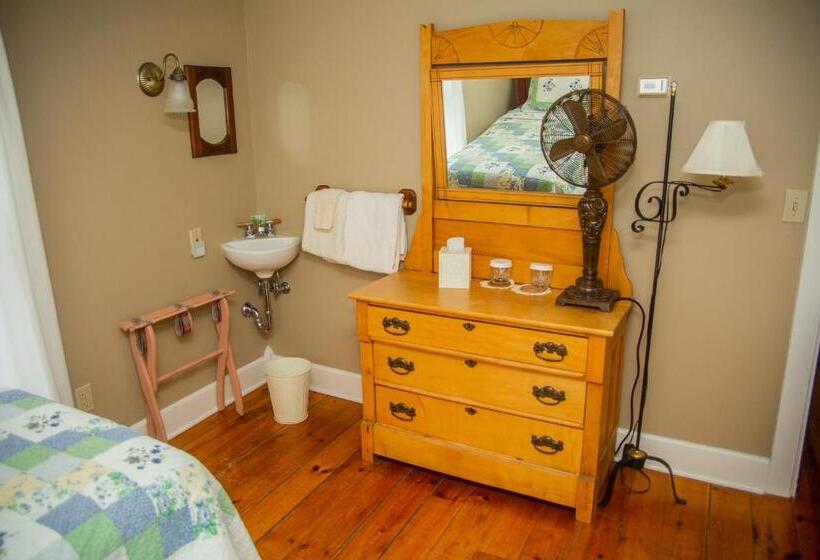 Трехместный Номер Стандарт Совместная Ванная, Sylvan Inn Bed & Breakfast