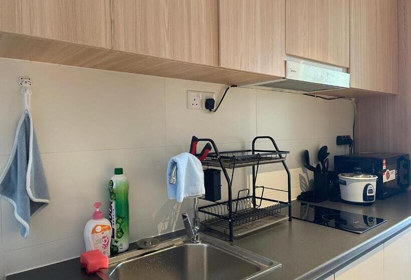 Студио Стандарт Вид на Бассейн, Getawayhub Roxy Sematan Beach Apartment