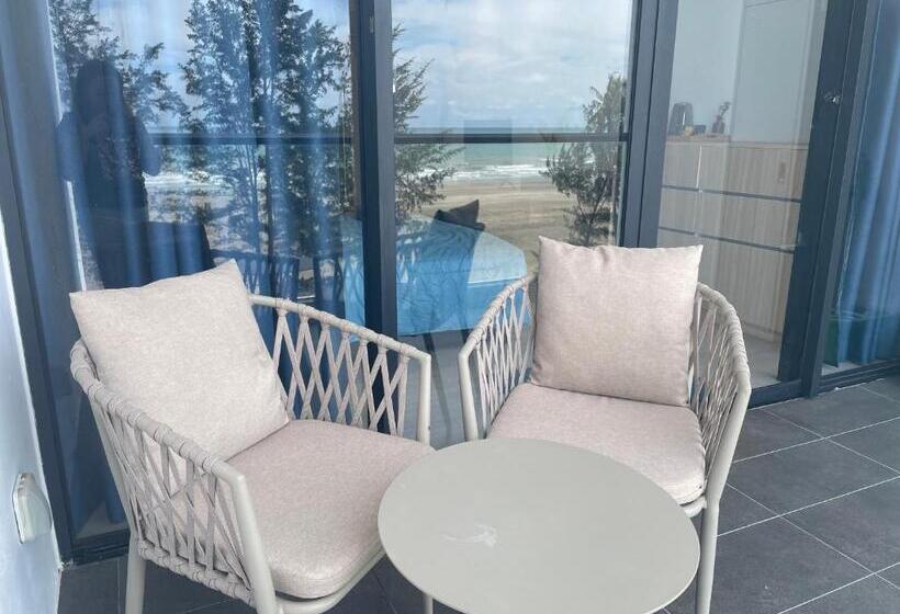 Студио Стандарт Вид на Бассейн, Getawayhub Roxy Sematan Beach Apartment