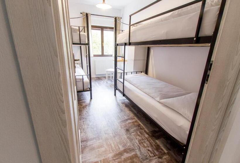 اتاق استاندارد چهارنفره با سرویس بهداشتی مشترک, Hostel Hildegarden