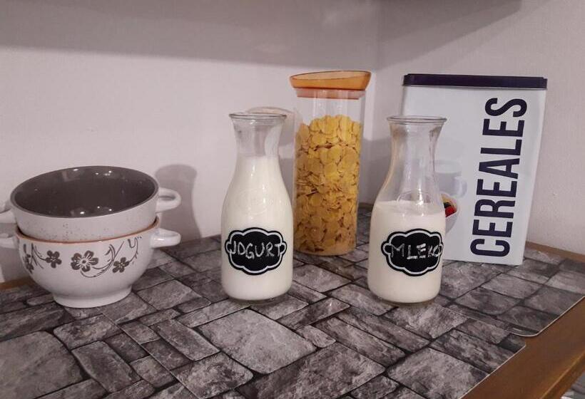 اتاق استاندارد چهارنفره با سرویس بهداشتی مشترک, Hostel Hildegarden