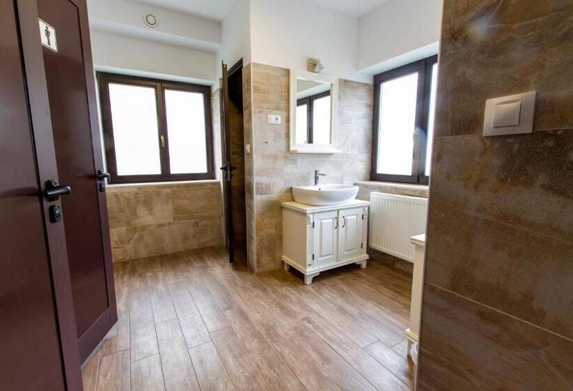 اتاق استاندارد چهارنفره با سرویس بهداشتی مشترک, Hostel Hildegarden
