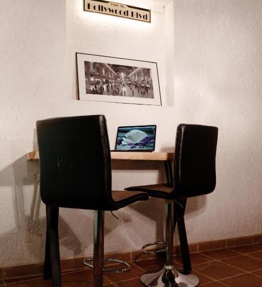 デラックスルーム, La Casa De Las Poesías