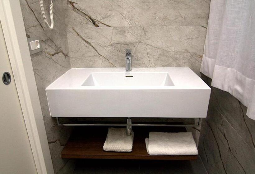 اتاق استاندارد چهار تخته, Giuliani Rooms