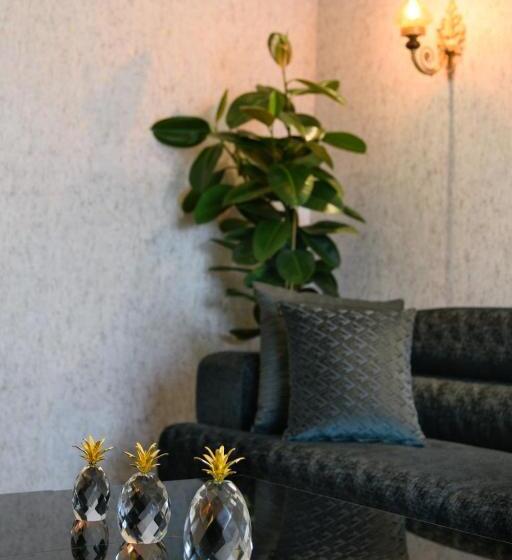 سوئیت با وان آب گرم, Five Diamonds Hotels