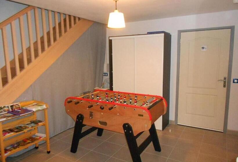 标准间, Chambre Confortable Avec Salle D Eau Privative, Cuisine Et Salon Communs, Petit Déjeuner Inclus.   F
