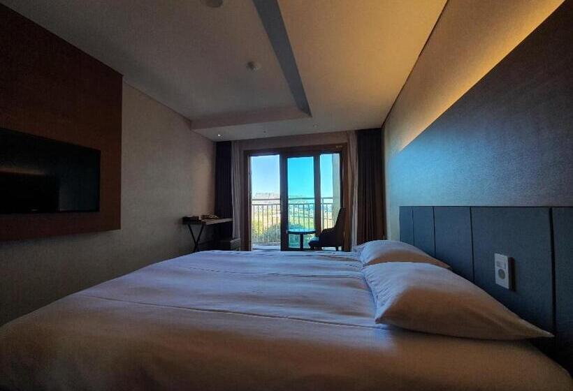 Номер Deluxe Кровать Кинг, Golden Tulip Jeju Seongsan