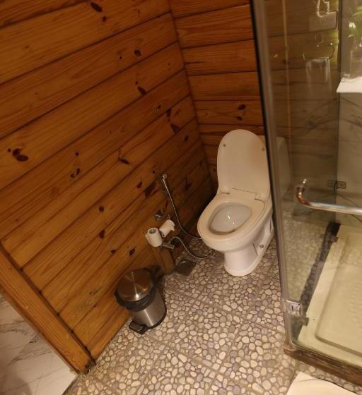 디럭스 룸 킹사이즈 침대, Kasauli Hills Resort