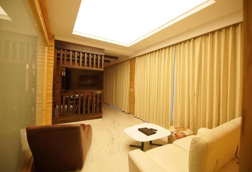 스위트, Kasauli Hills Resort