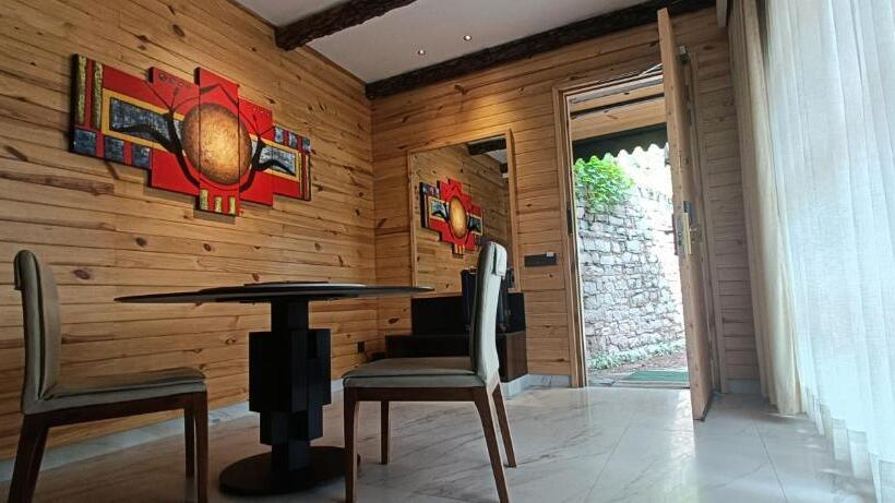 스위트, Kasauli Hills Resort