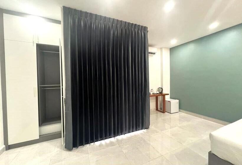 اتاق لوکس, C