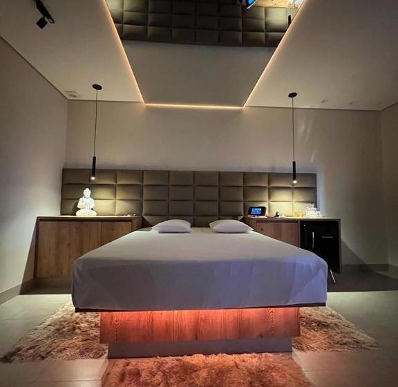 자쿠지 스위트, Status Motel