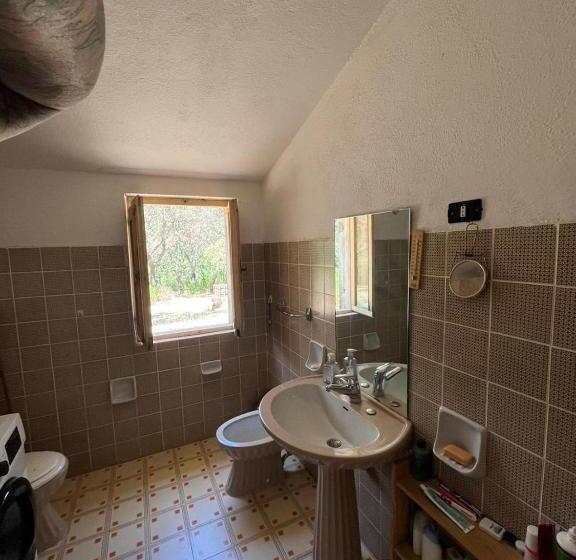 اتاق استاندارد با سرویس بهداشتی مشترک, Stazzo Gallurese