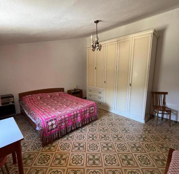 اتاق استاندارد با سرویس بهداشتی مشترک, Stazzo Gallurese