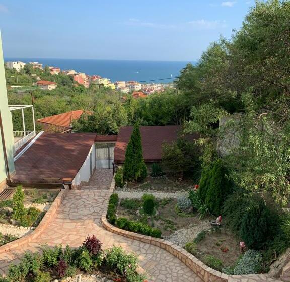 اتاق لوکس با بالکن و چشم‌انداز دریا, Sunray Guest House, Private Rooms & Apartment With Lovely Sea View