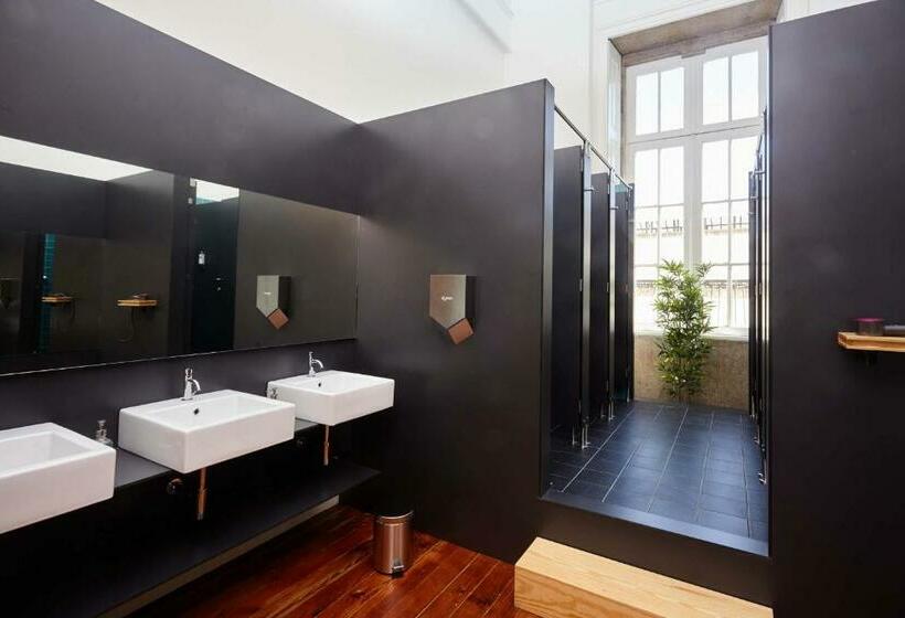 اتاق استاندارد با سرویس بهداشتی مشترک, The Passenger Hostel
