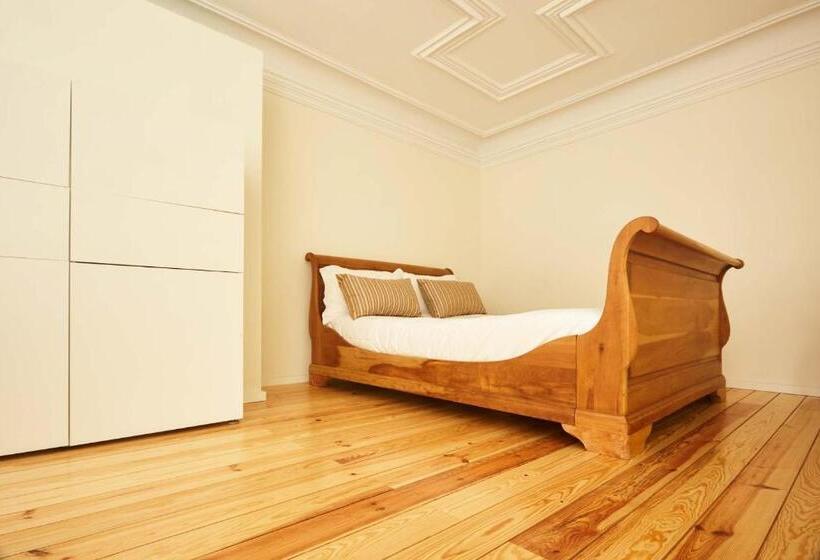 اتاق خانوادگی با سرویس بهداشتی مشترک, The Passenger Hostel