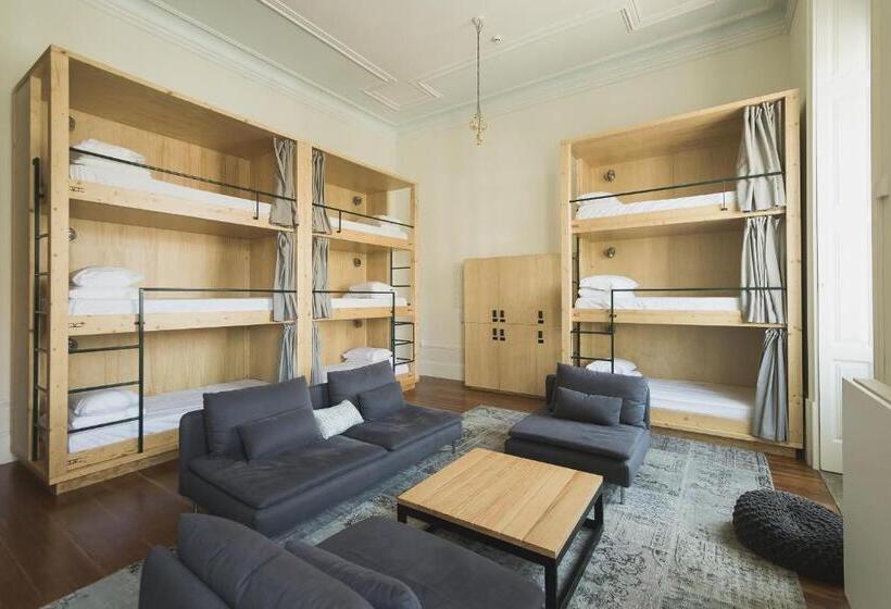 تختخواب در اتاق مشترک, The Passenger Hostel