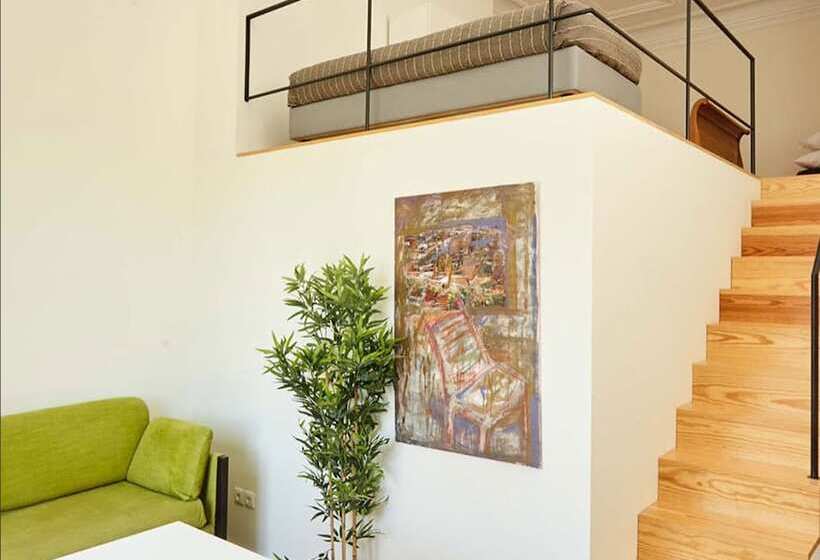 اتاق خانوادگی با سرویس بهداشتی مشترک, The Passenger Hostel