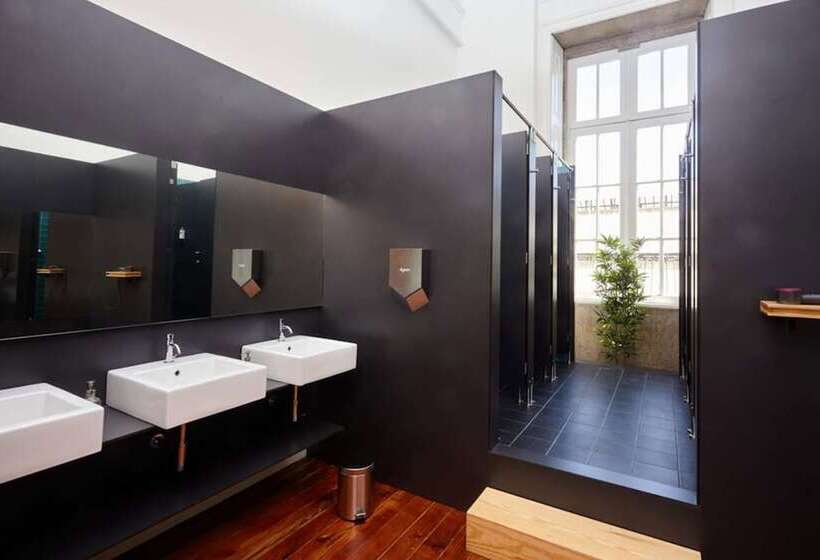 اتاق استاندارد سه تخته با سرویس بهداشتی مشترک, The Passenger Hostel