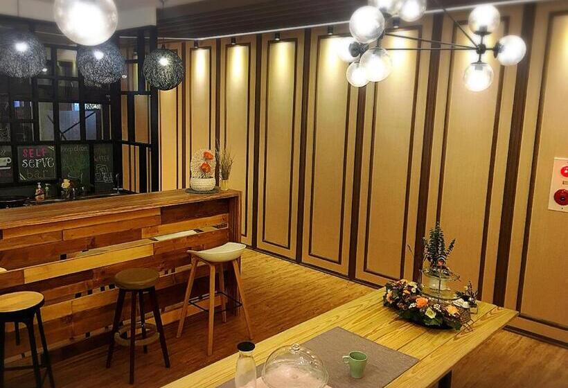 تختخواب در اتاق مشترک, Master Chitow Hostel