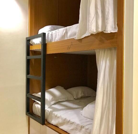 اتاق خانوادگی با سرویس بهداشتی مشترک, Master Chitow Hostel