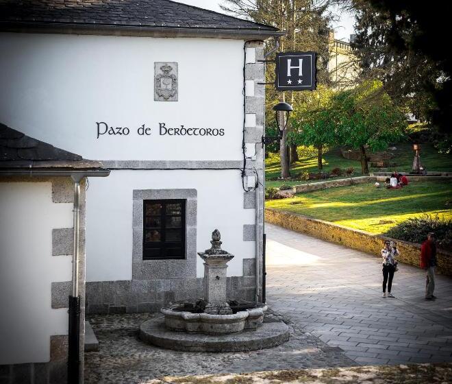 سوئیت با بالکن, Pazo De Berbetoros