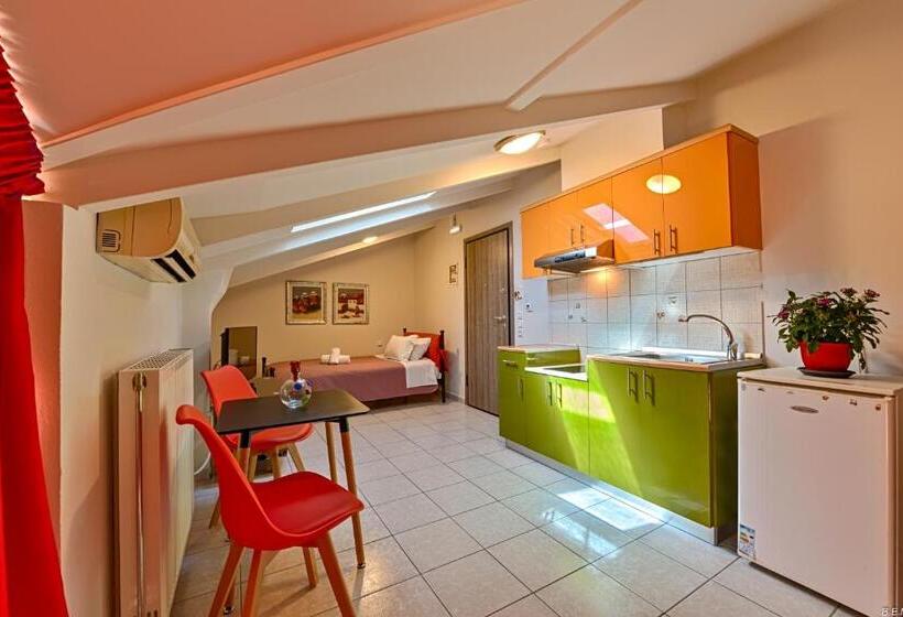 استودیو استاندارد با چشم‌انداز, Alexias Apartments