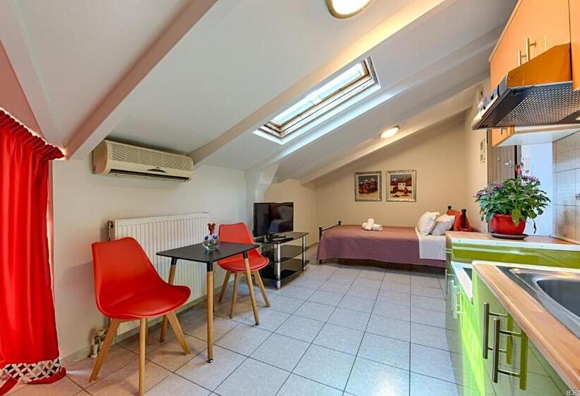 استودیو استاندارد با چشم‌انداز, Alexias Apartments