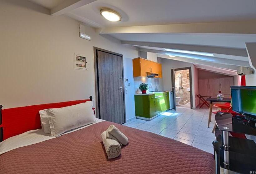استودیو استاندارد با چشم‌انداز, Alexias Apartments