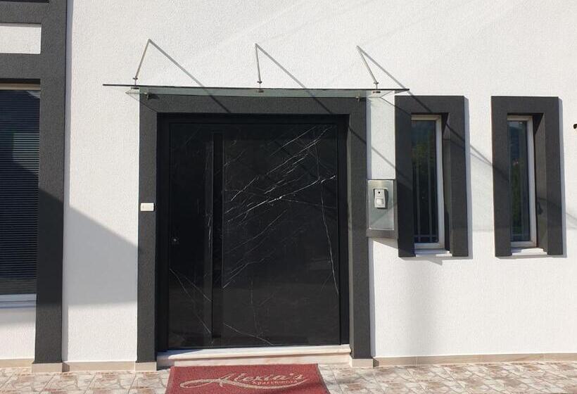 استودیو استاندارد با چشم‌انداز, Alexias Apartments