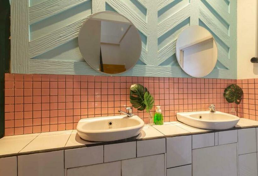 Quarto Estandar Banheiro Compartilhado, Wonderloft Hostel Kota Tua