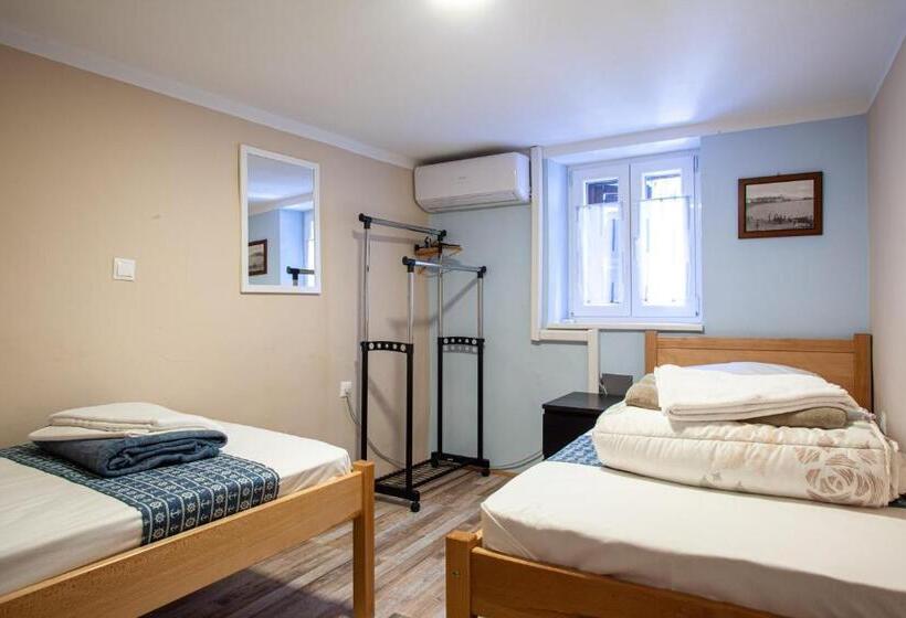 اتاق استاندارد با سرویس بهداشتی مشترک, Hostel Adriatic Piran