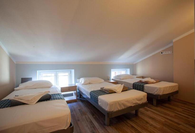 اتاق استاندارد سه تخته با سرویس بهداشتی مشترک, Hostel Adriatic Piran