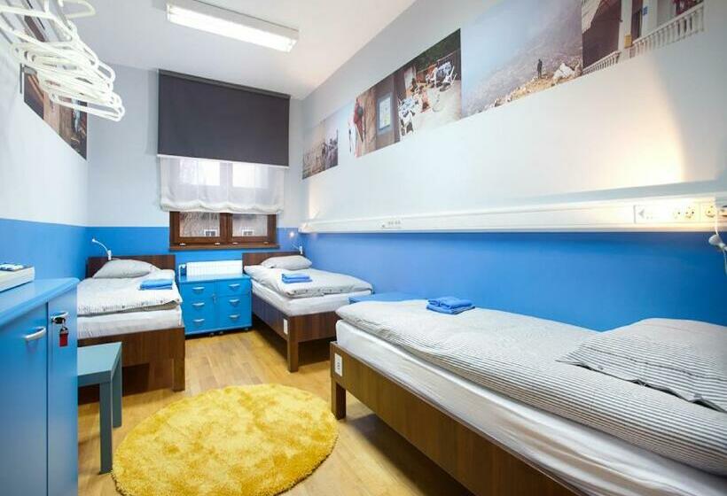 اتاق استاندارد سه تخته با سرویس بهداشتی مشترک, Hostel Bureau