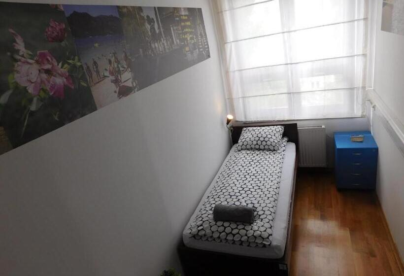 اتاق استاندارد یک تخته با سرویس بهداشتی مشترک, Hostel Bureau