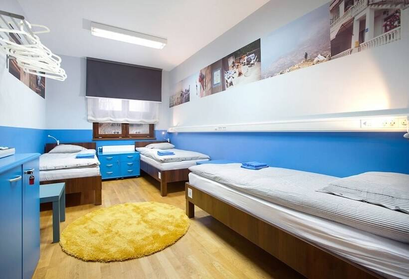اتاق استاندارد سه تخته با سرویس بهداشتی مشترک, Hostel Bureau