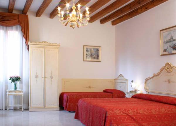 Quarto Triplo Standart, At Leonard