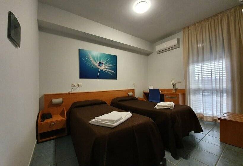 اتاق اکونومی, Casale Dei Greci
