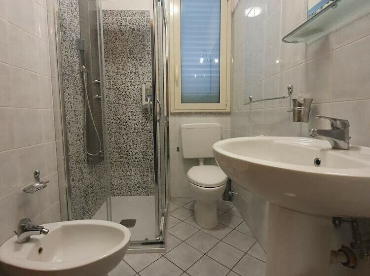 اتاق اکونومی, Casale Dei Greci