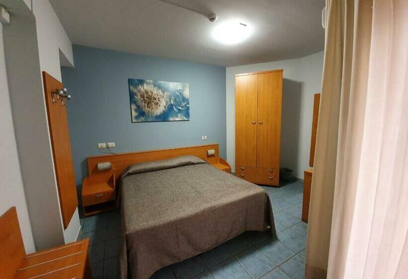 اتاق اکونومی, Casale Dei Greci