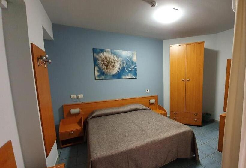 اتاق اکونومی, Casale Dei Greci