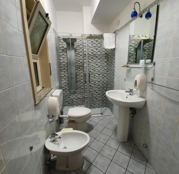 اتاق اکونومی, Casale Dei Greci